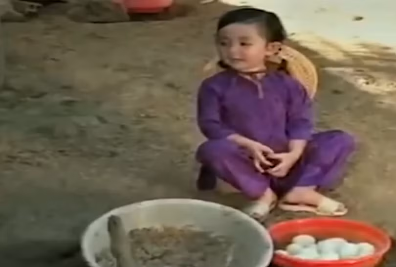 Ca sĩ nhí Xuân Mai là giọng ca gắn liền với bài hát "Một con vịt" (Ảnh: Chụp màn hình).