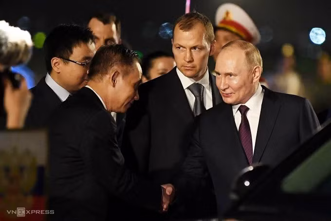 Ông Putin bắt tay Trưởng ban Đối ngoại Trung ương Lê Hoài Trung. Ảnh: Ngọc Thành