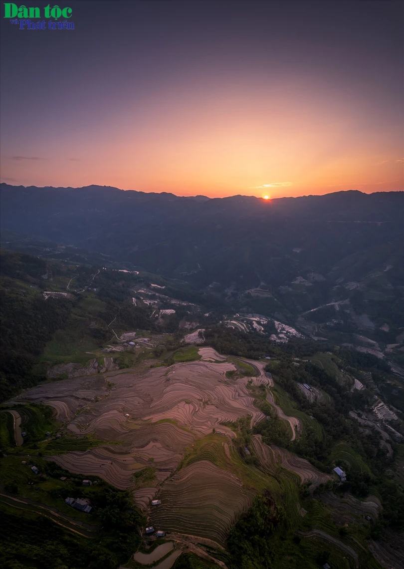 Tại xã Thông Nguyên, đâu đâu cũng thấy ruộng bậc thang. Ruộng có khi nằm cheo leo trên lưng chừng núi, trên cả đường đi, có khi nối liền từ đỉnh núi xuống tận khe suối với độ cao hàng trăm mét.