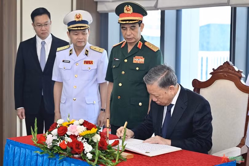 Chủ tịch nước Tô Lâm ghi sổ lưu niệm. Ảnh: VIỆT TRUNG