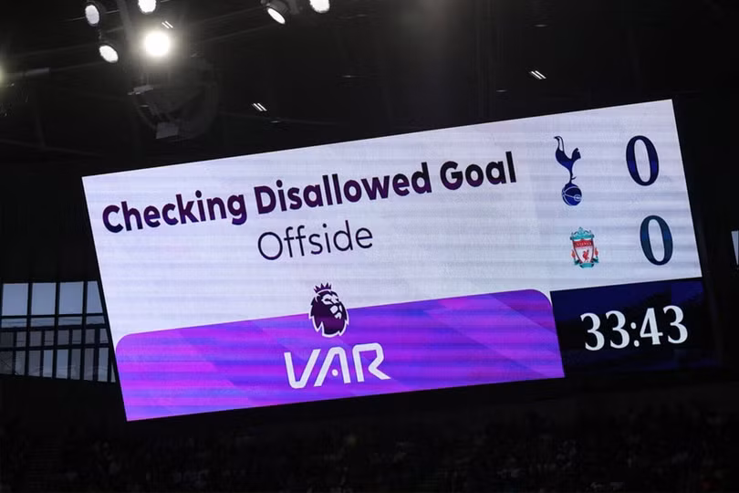 Premier League sẽ không bỏ VAR. Ảnh: Reuters.