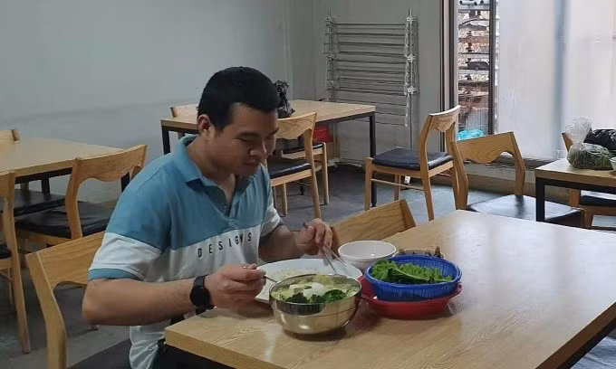 Anh Mãi tự nấu ăn ở ký túc xá của công ty. Ảnh: An Phương