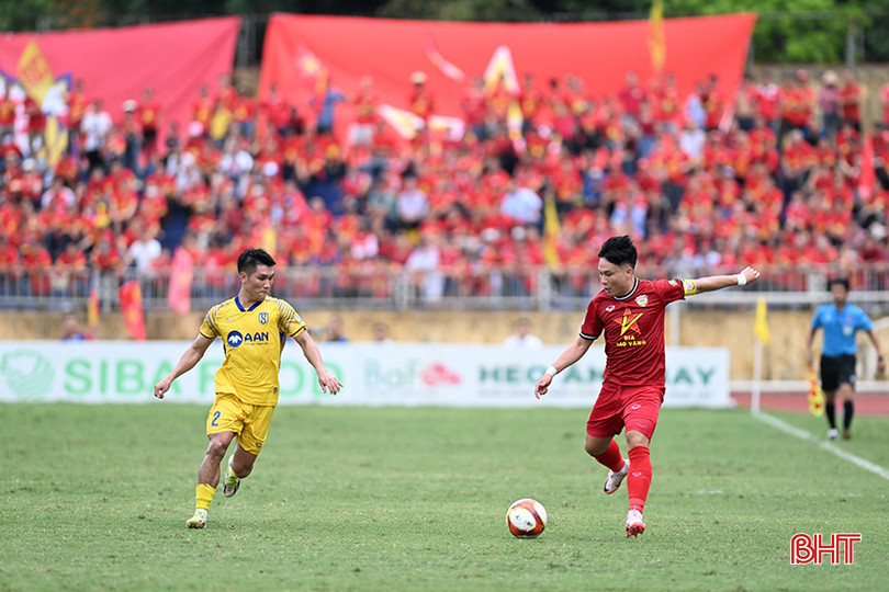 Phi Sơn nỗ lực đi bóng bên cánh trái 1a.jpg