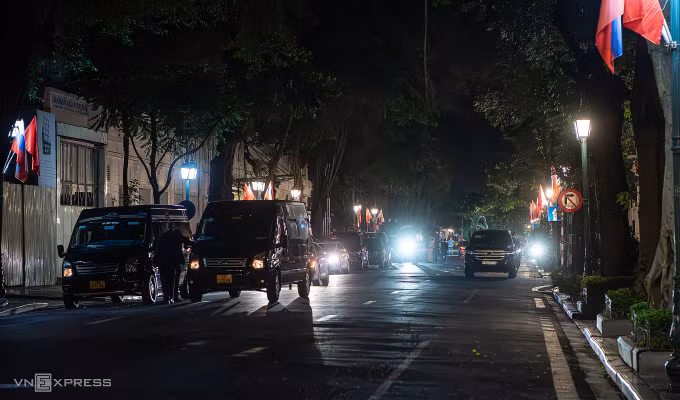 Đoàn xe chở Tổng thống và đoàn tháp tùng về trước cửa khách sạn Metropole lúc 2h35. Ảnh: Giang Huy