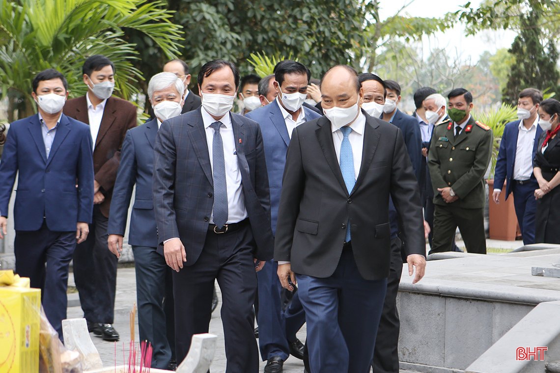 Chủ tịch nước Nguyễn Xuân Phúc dâng hương tưởng nhớ Đại thi hào Nguyễn Du