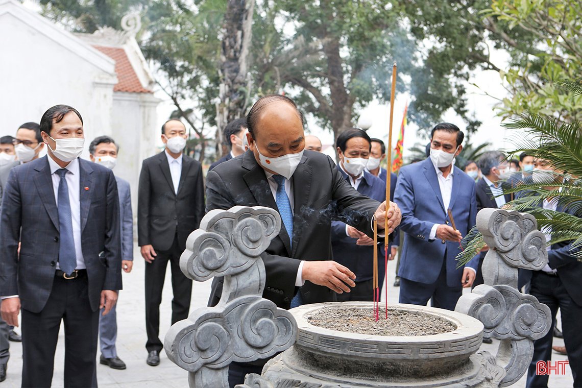 Chủ tịch nước Nguyễn Xuân Phúc dâng hương tưởng nhớ Đại thi hào Nguyễn Du