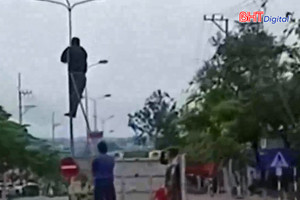 Xử lý nghiêm ô tô biển xanh chở người trên thùng xe trái quy định 