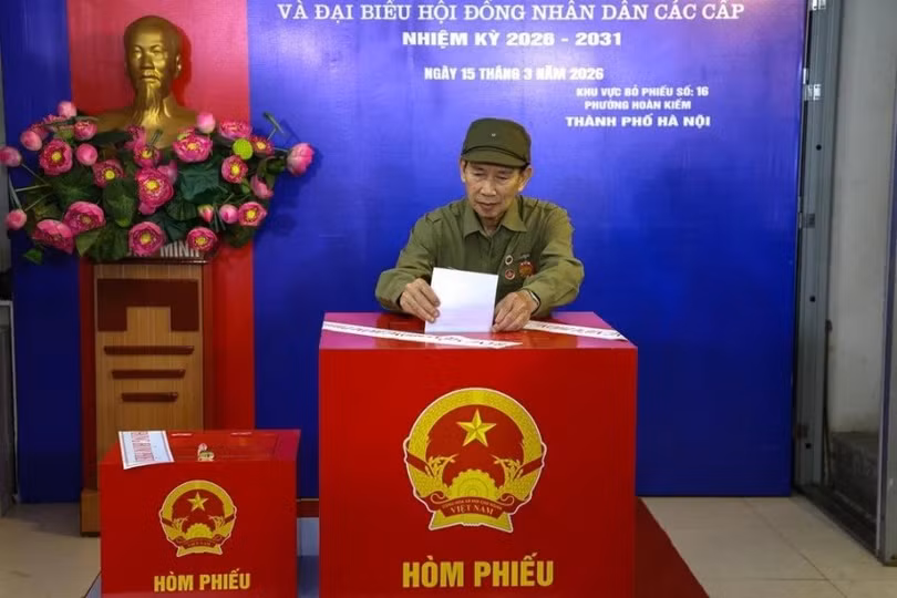 Hình ảnh được các hãng tin quốc tế ghi nhận cho thấy không khí phấn khởi, trang nghiêm tại các khu vực bỏ phiếu. Những lá phiếu được cử tri cẩn trọng bỏ vào thùng phiếu. (Ảnh: Reuters)