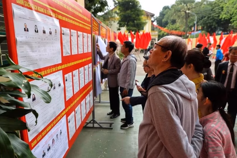Ngày 15/3/2026, cử tri cả nước tham gia bầu cử ĐBQH khóa XVI và đại biểu HĐND các cấp nhiệm kỳ 2026-2031. Thời gian bỏ phiếu bầu cử từ 7h đến 19h cùng ngày. Đây là sự kiện chính trị quan trọng của đất nước, diễn ra ngay sau Đại hội XIV của Đảng; là bước cụ thể hóa nghị quyết gắn liền với công tác cán bộ của Đảng, liên quan đến trách nhiệm của các cấp, các ngành; là nơi để cử tri phát huy quyền làm chủ của công dân, lựa chọn bầu ra những người tiêu biểu, xứng đáng đại diện cho ý chí, nguyện vọng và quyền làm chủ của mình trong Quốc hội và HĐND các cấp nhiệm kỳ mới. (Ảnh: Reuters)