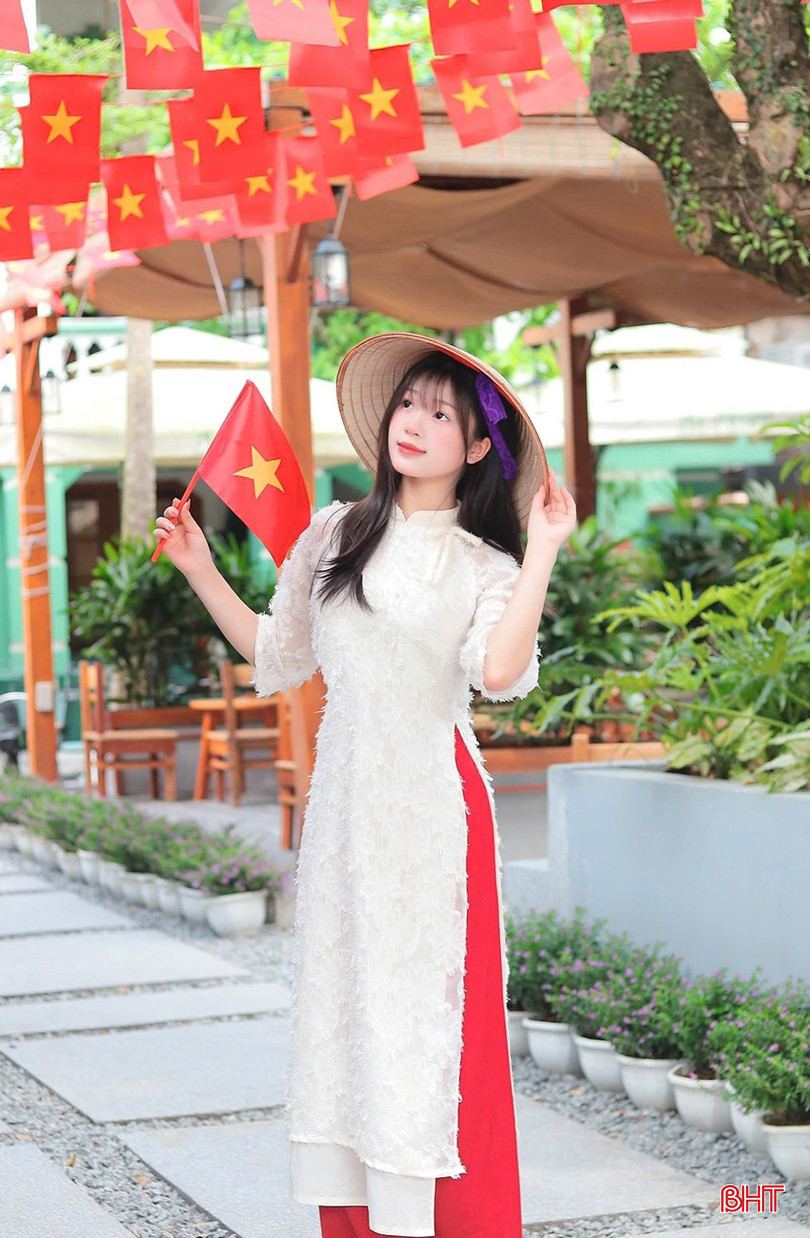 Quán cà phê Mojo trên đường Nguyễn Du được trang hoàng đẹp mắt, ý nghĩa.