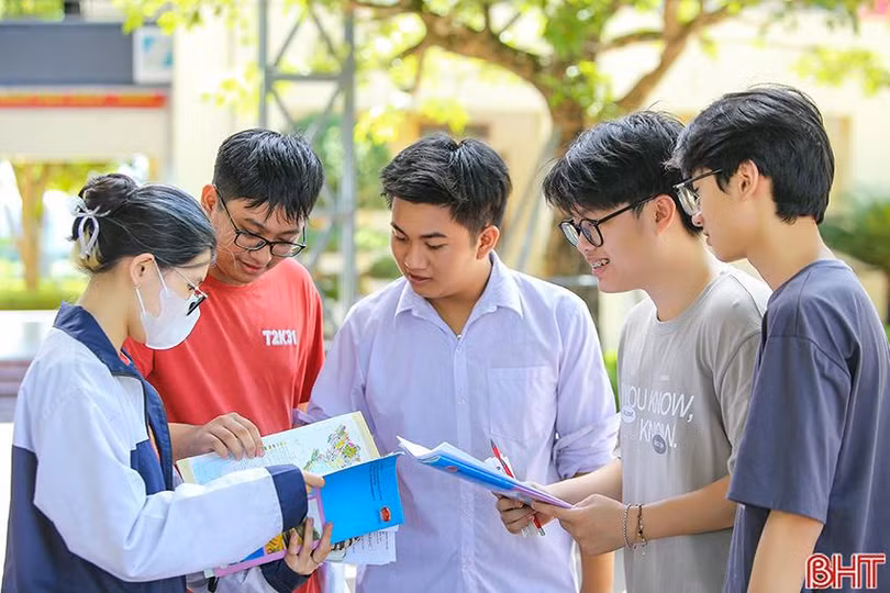 Thí sinh điểm thi Trường THPT Chuyên Hà Tĩnh trao đổi sau khi hoàn thành bài thi tổ hợp..jpg