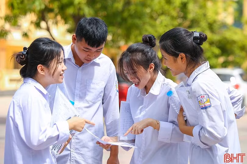 Thí sinh điểm thi THCS Nguyễn Du (TP Hà Tĩnh) trao đổi sau khi hoàn thành môn Ngữ văn..jpg