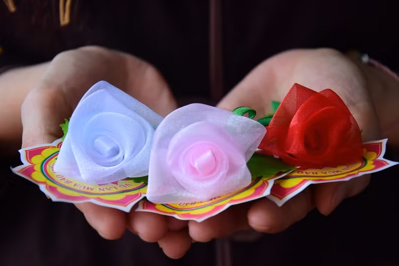 Theo thông lệ phổ biến, người còn cả cha lẫn mẹ thường cài hoa hồng màu gì trong lễ Vu Lan?