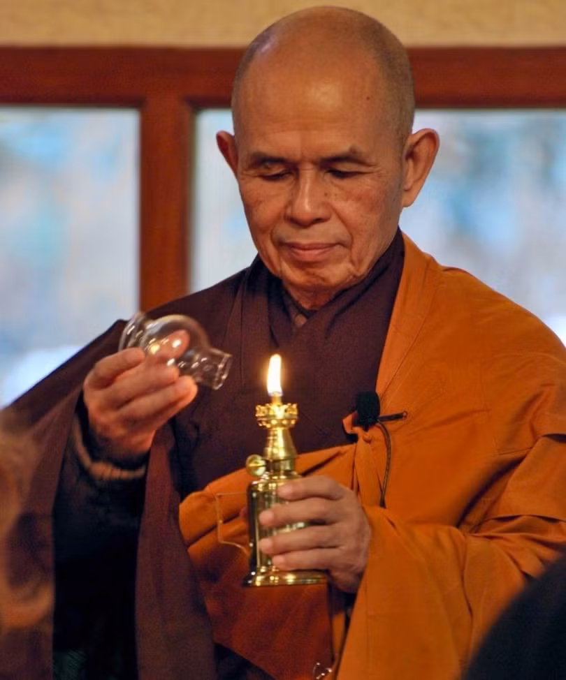 Nghi thức “bông hồng cài áo” trong lễ Vu Lan tại Việt Nam có nguồn gốc từ đâu?