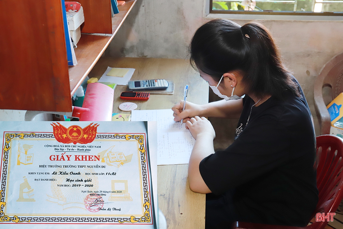 Chủ tịch UBND tỉnh Võ Trọng Hải động viên nữ sinh mồ côi đậu đại học