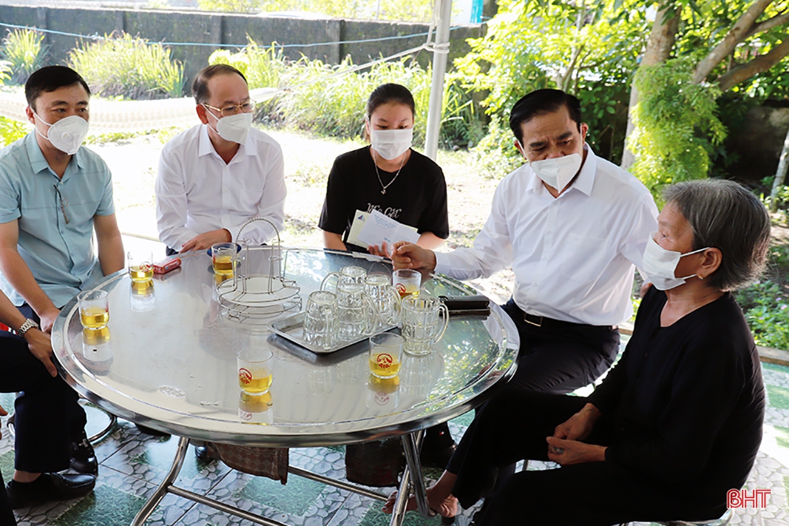 Chủ tịch UBND tỉnh Võ Trọng Hải động viên nữ sinh mồ côi đậu đại học