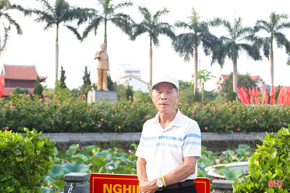 Ông Trần Hậu Khánh (91 tuổi)- Phó Chủ tịch Hội Người cao tuổi phường Bắc Hà (TP Hà Tĩnh) bên hồ sen Khu lưu niệm Bác Hồ về thăm Hà Tĩnh. bqbht_br_a2-8350.jpg