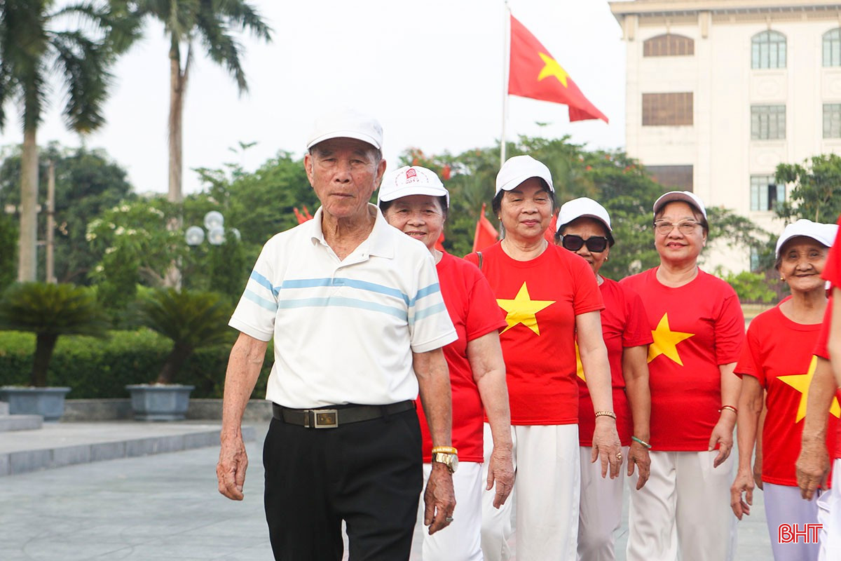 Học và làm theo Bác, đến nay đã bước vào tuổi 91, ông Trần Hậu Khánh vẫn không ngừng cống hiến, tích cực tham gia công tác xã hội. bqbht_br_a3-8217.jpg