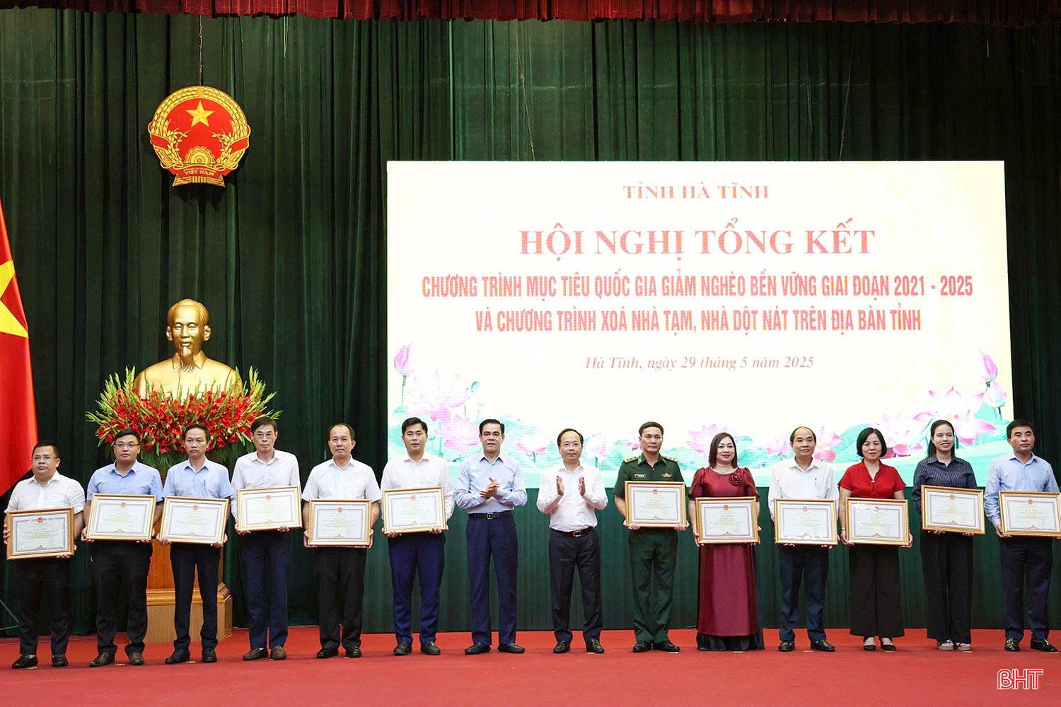 Bí thư Tỉnh ủy Nguyễn Duy Lâm, Chủ tịch UBND tỉnh Võ Trọng Hải trao bằng khen của Chủ tịch UBND tỉnh cho các tập thể có thành tích xuất sắc trong phong trào xóa nhà tạm, nhà dột nát. Ảnh: Thu Hà img-0293-cffffopy.jpg