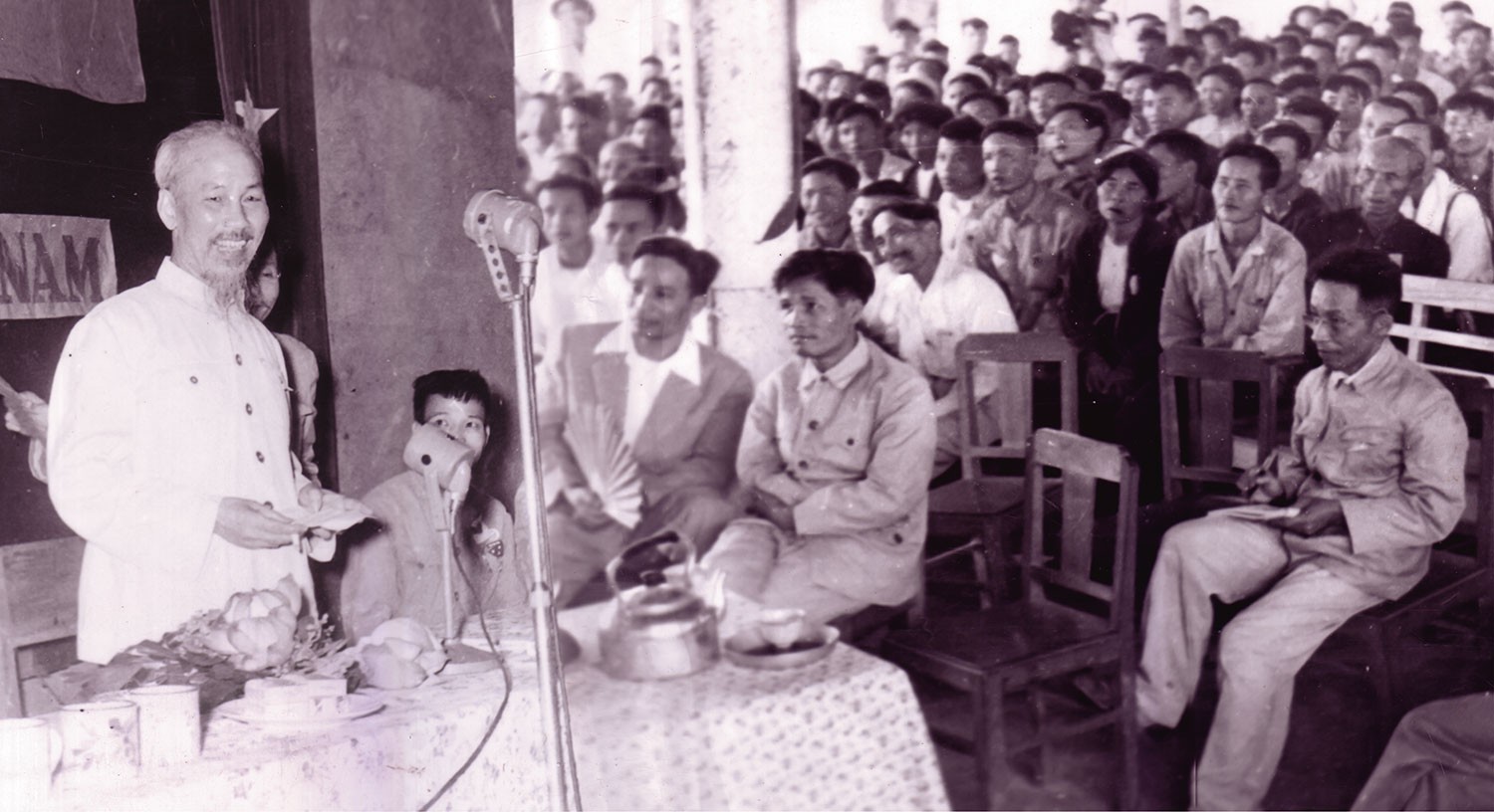 Bác Hồ nói chuyện với cán bộ, Nhân dân Hà Tĩnh trong chuyến thăm vào ngày 15/6/1957. Ảnh: Tư liệu. 76d5163707t1134l8-anh2.jpg