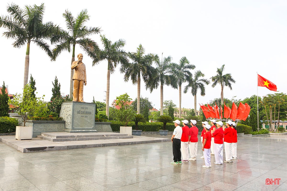 Các hội viên người cao tuổi phường Bắc Hà (TP Hà Tĩnh) tưởng niệm Bác tại Khu lưu niệm Bác Hồ về thăm Hà Tĩnh. bqbht_br_a1-4620.jpg