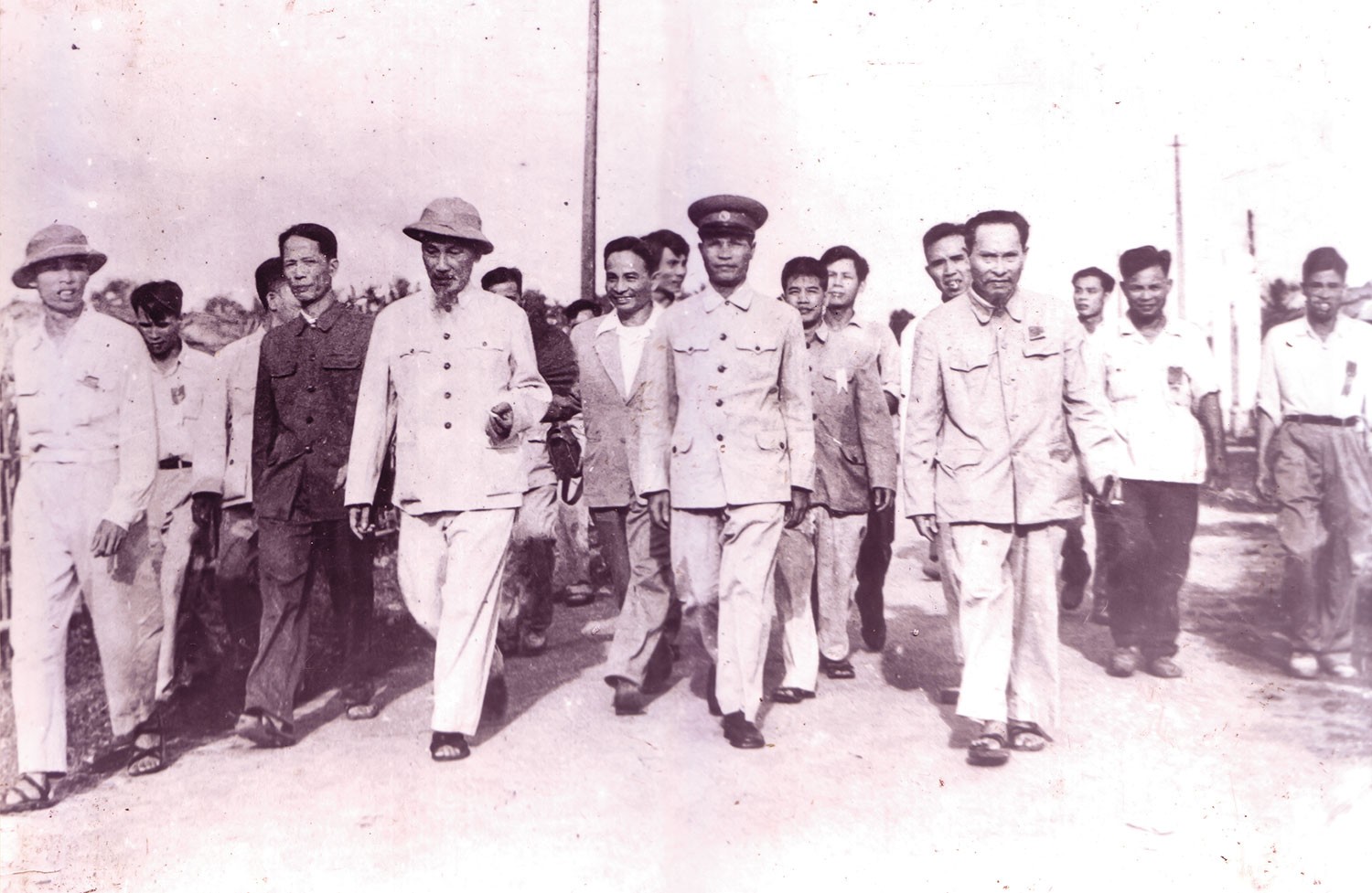 Bác Hồ cùng đoàn cán bộ Trung ương trong chuyến thăm Hà Tĩnh vào ngày 15/6/1957. Ảnh: Tư liệu. 76d5163654t929l3-anh-2.jpg