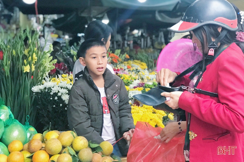 Những “tiểu thương” nhí trong phiên chợ ngày tết ở Hà Tĩnh