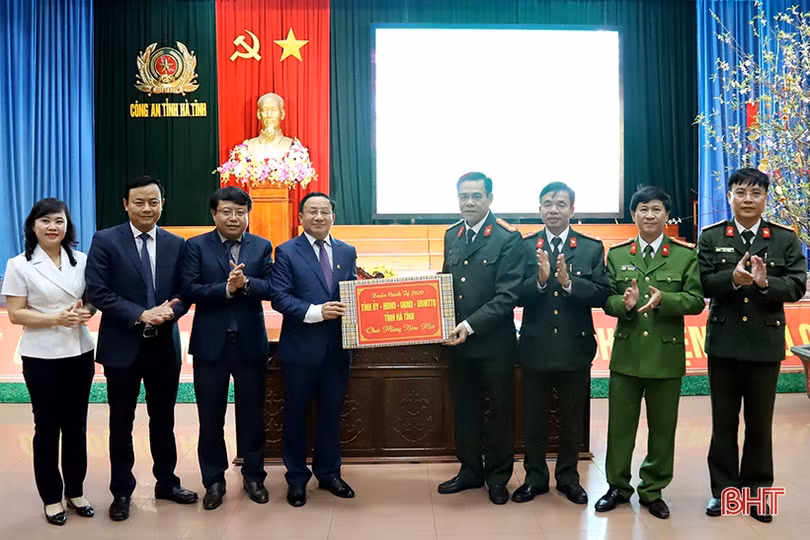 Lãnh đạo Hà Tĩnh chúc tết các đơn vị trong đêm giao thừa Canh Tý 2020