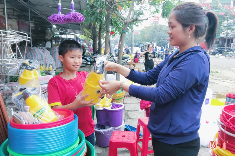 Những “tiểu thương” nhí trong phiên chợ ngày tết ở Hà Tĩnh