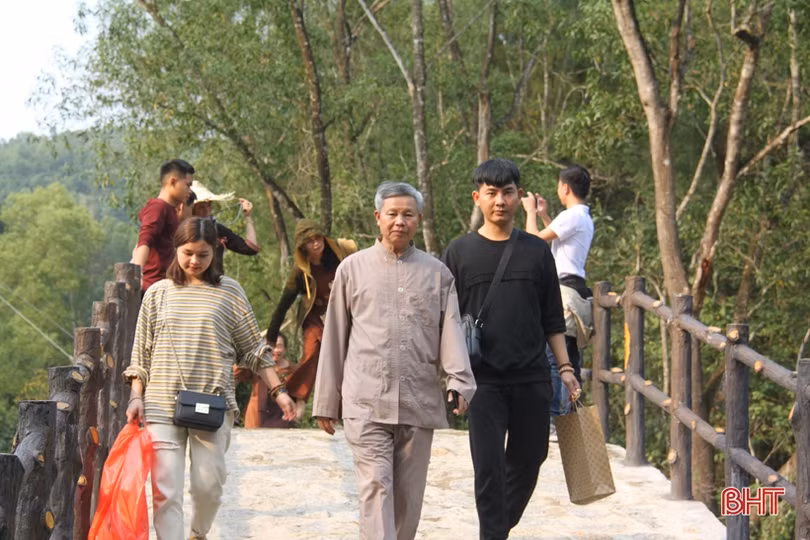 Chùa Hương - Hà Tĩnh tấp nập du khách ngày đầu năm mới