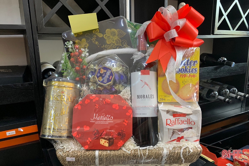 Mới lạ những giỏ quà nhập ngoại “hút” khách dịp tết