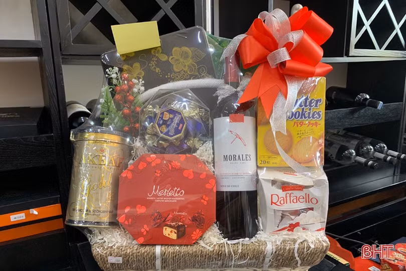 Mới lạ những giỏ quà nhập ngoại “hút” khách dịp tết