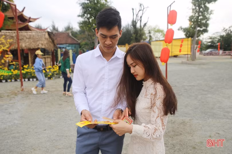 Người dân Hà Tĩnh náo nức đi lễ chùa, hái lộc đầu xuân