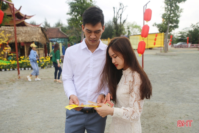 Người dân Hà Tĩnh náo nức đi lễ chùa, hái lộc đầu xuân