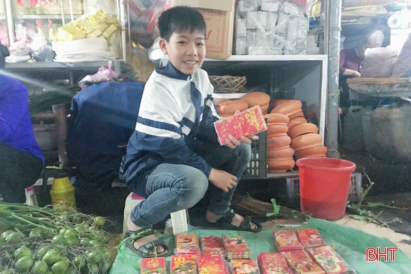 Những “tiểu thương” nhí trong phiên chợ ngày tết ở Hà Tĩnh