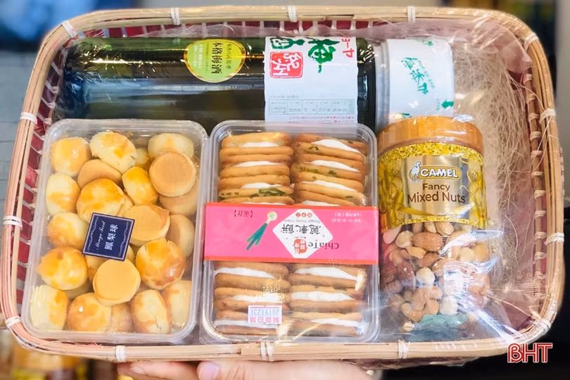 Mới lạ những giỏ quà nhập ngoại “hút” khách dịp tết