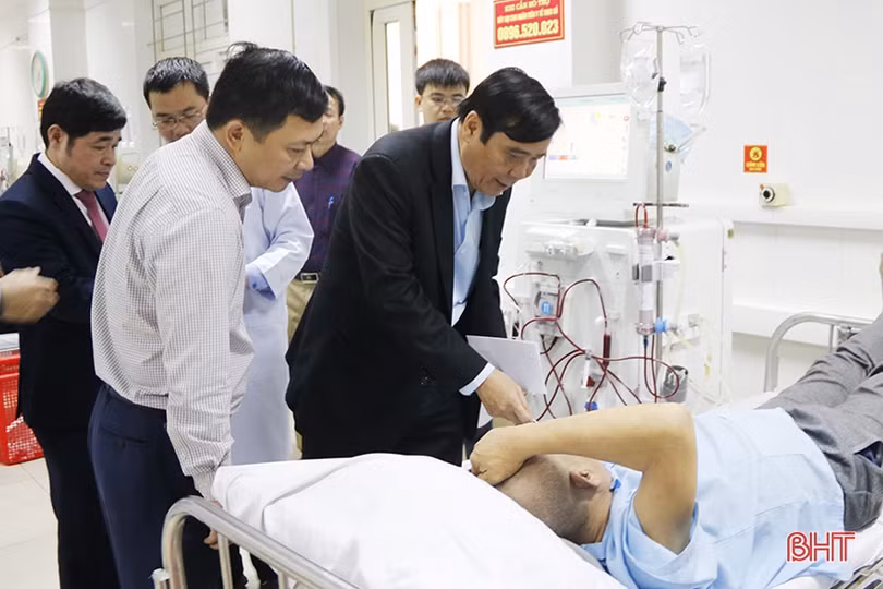 Lãnh đạo Trung ương và Hà Tĩnh trao hơn 700 suất quà tết cho các bệnh nhân tại BVĐK tỉnh