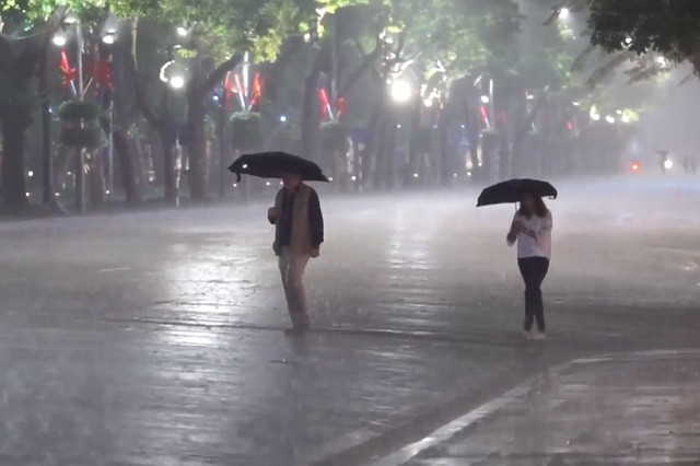 Vì sao mưa rào như mùa hè trong đêm giao thừa và đầu năm mới? - 1 Chuyên gia khí tượng giải thích hiện tượng mưa rào như mùa hè trong đêm giao thừa và đầu năm mới