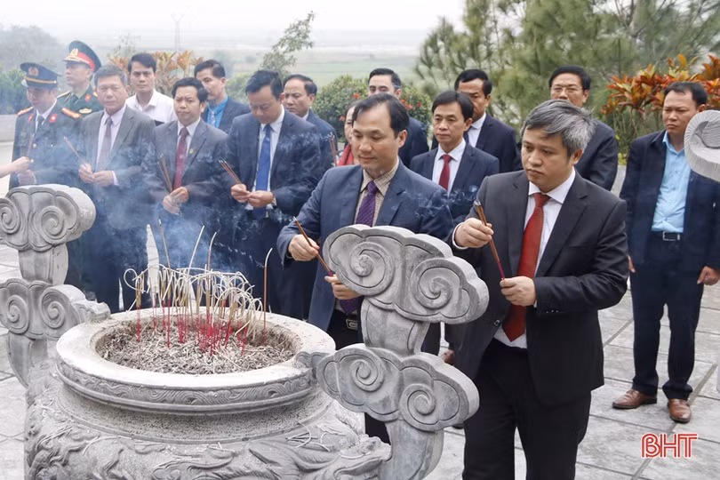 Lãnh đạo tỉnh Hà Tĩnh dâng hương tưởng niệm Bác Hồ và các anh hùng, liệt sỹ