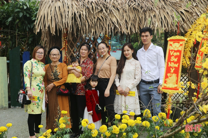 Người dân Hà Tĩnh náo nức đi lễ chùa, hái lộc đầu xuân