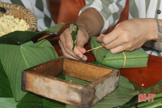 Phạm nhân Trại giam Xuân Hà tự tay gói 3.0000 chiếc bánh chưng đón Tết