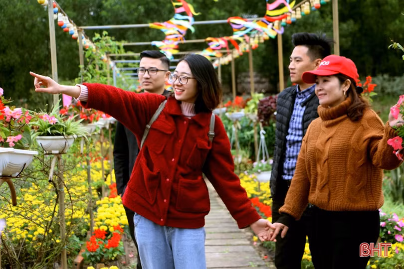 Hoa xuân Đồng Nôi rực rỡ hút khách những ngày đầu năm mới