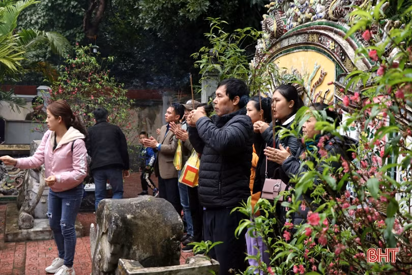 Di tích đền Bà Hải đón gần 2 vạn du khách trong 3 ngày đầu năm