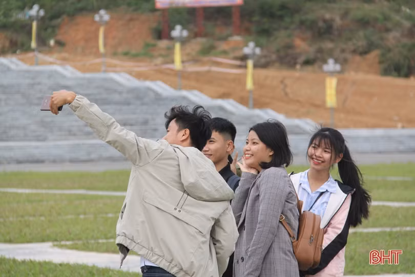 Chùa Hương - Hà Tĩnh tấp nập du khách ngày đầu năm mới