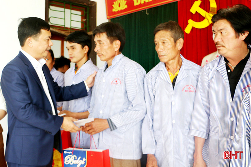 Lãnh đạo Trung ương và Hà Tĩnh trao hơn 700 suất quà tết cho các bệnh nhân tại BVĐK tỉnh
