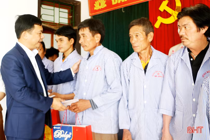 Lãnh đạo Trung ương và Hà Tĩnh trao hơn 700 suất quà tết cho các bệnh nhân tại BVĐK tỉnh