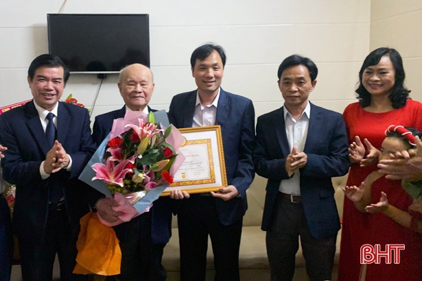 Trao Huy hiệu 70 năm tuổi Đảng cho nguyên Phó Chủ tịch UBND tỉnh Nguyễn Quốc Lựu