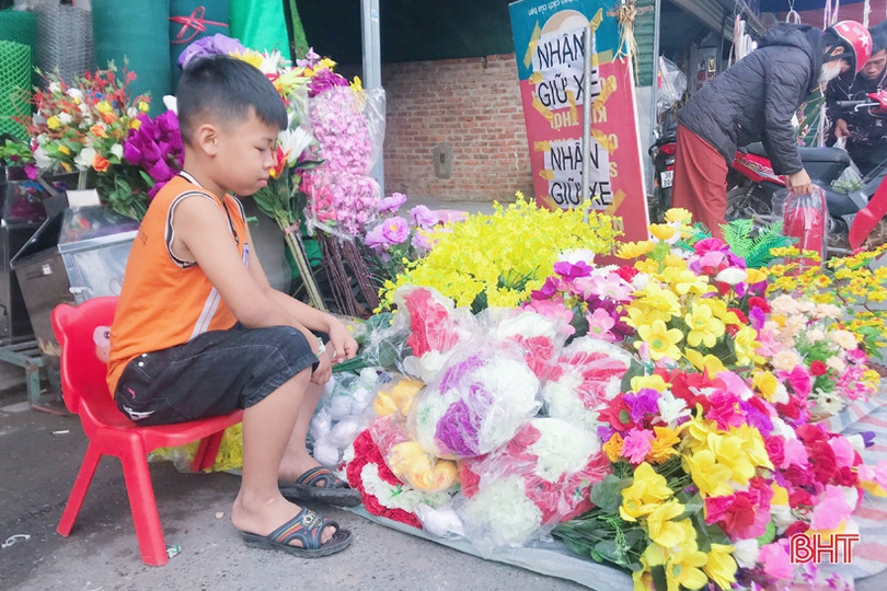 Những “tiểu thương” nhí trong phiên chợ ngày tết ở Hà Tĩnh