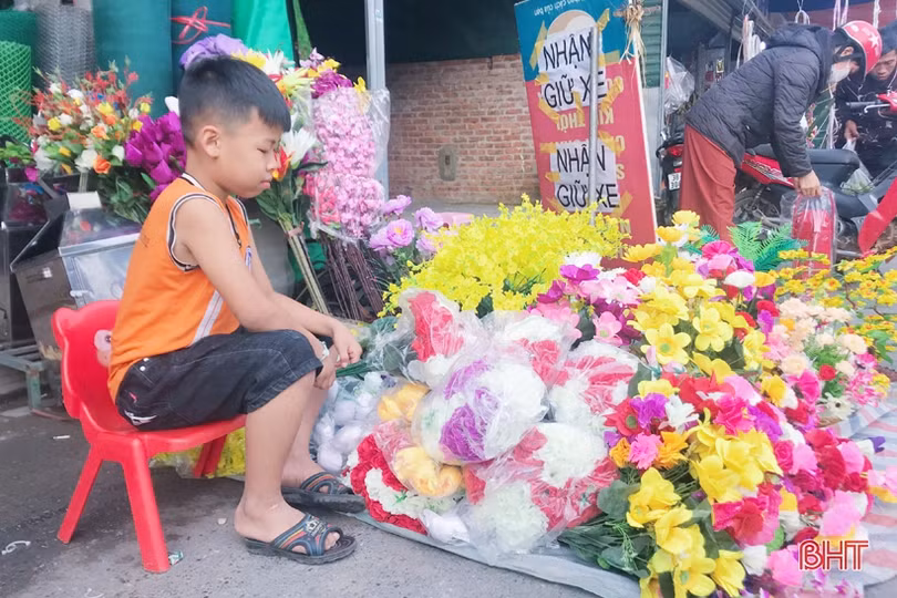 Những “tiểu thương” nhí trong phiên chợ ngày tết ở Hà Tĩnh