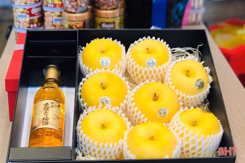 Mới lạ những giỏ quà nhập ngoại “hút” khách dịp tết